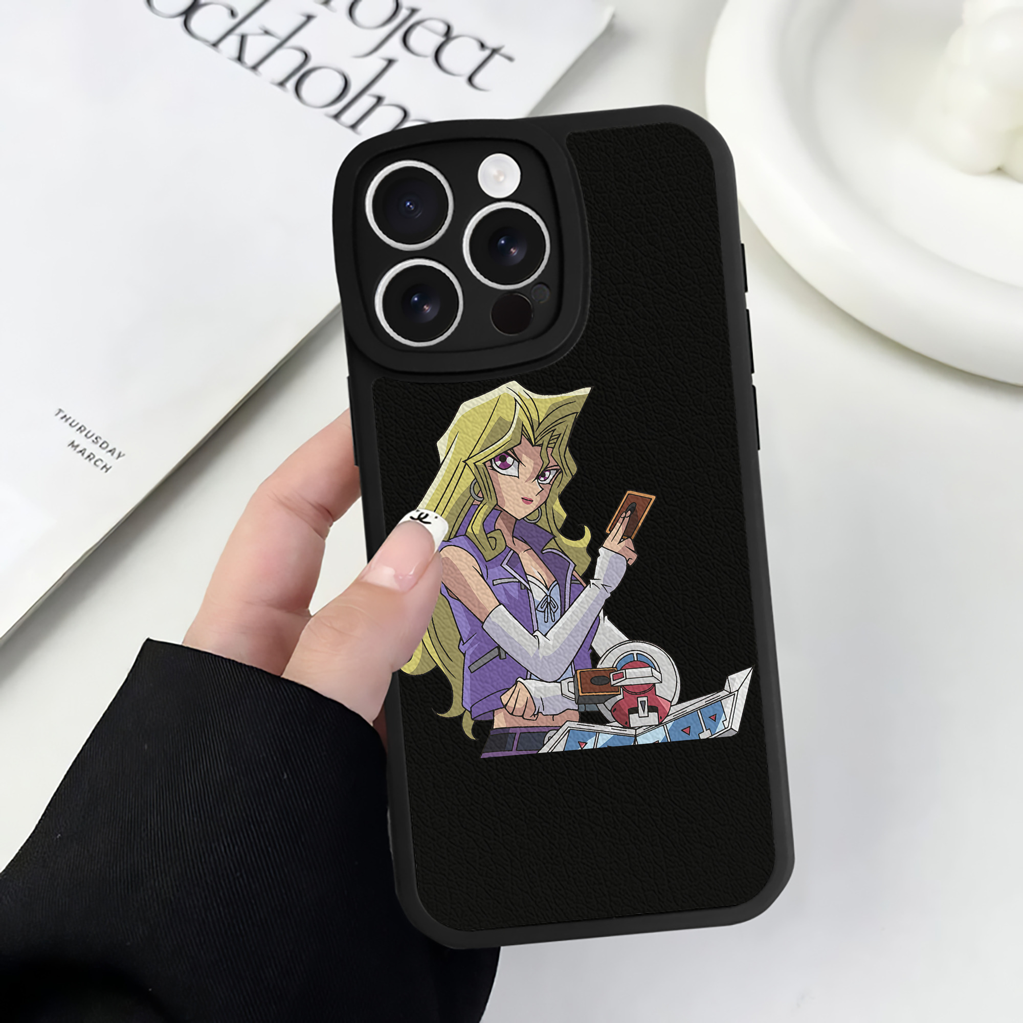遊☆戯☆王 Yu-Gi-Oh! 【iPhone 16シリーズ対応】シリコンスマホケース（レザー調） 材質：シリコン